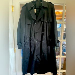 Men’s trench coat, perfect condition, war one time. From London fog